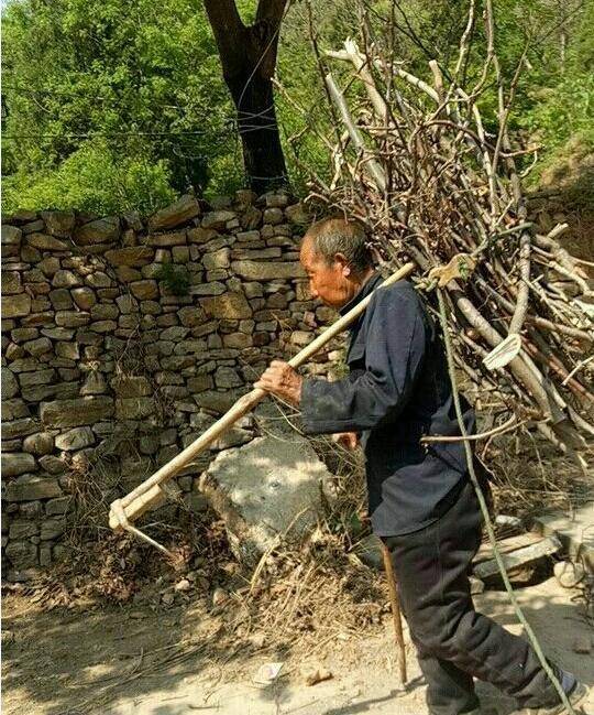 女婿回丈母娘家劈柴现场翻车记