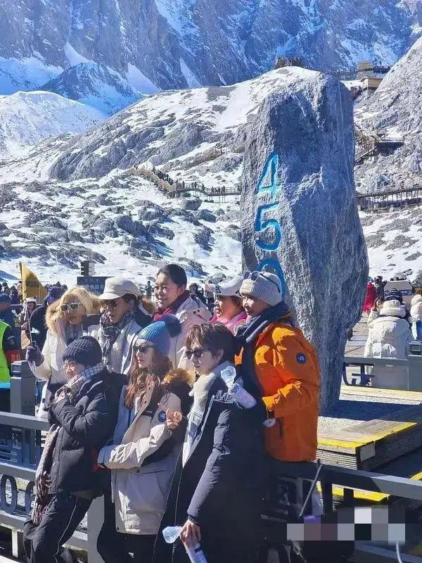 传奇人生，74岁刘晓庆登顶玉龙雪山