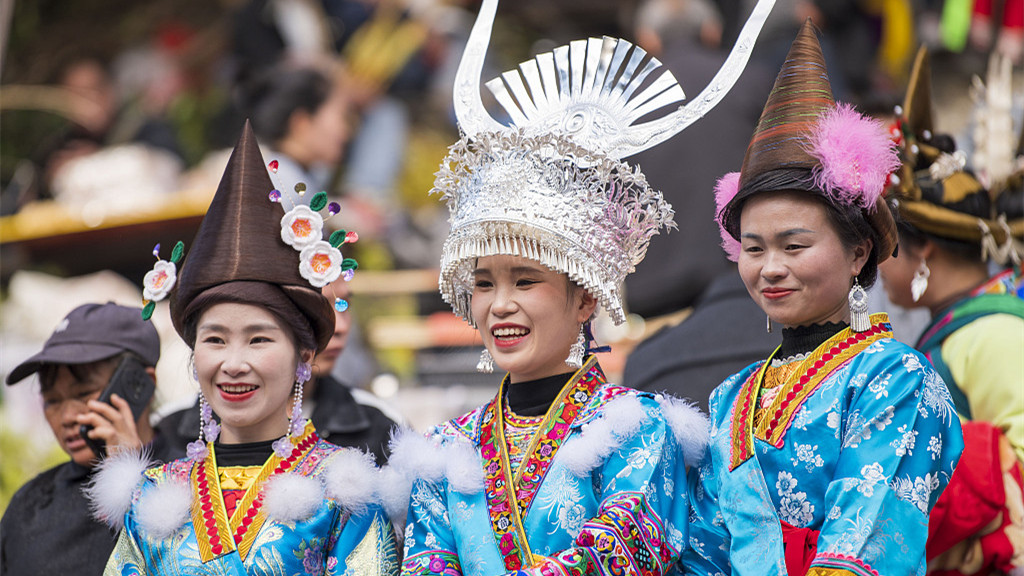 重磅！久违的银帽归故乡，苗族女子的传统与情感交织之旅