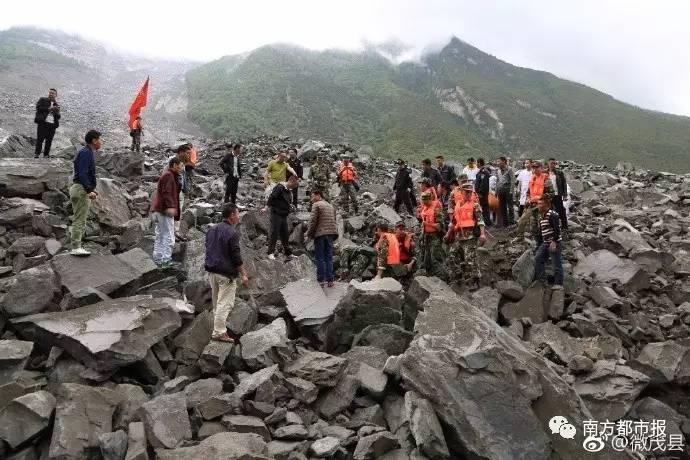 四川某景区山体崩塌惊魂瞬间！惊险一刻揭示安全隐患，究竟发生了什么？最新深度报道。