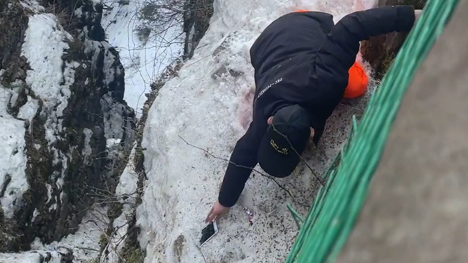 雪后登山惊魂！游客滑倒险坠梯，安全攻略大揭秘！！——深度剖析与实用指南系列文章之一〇八篇（原创）