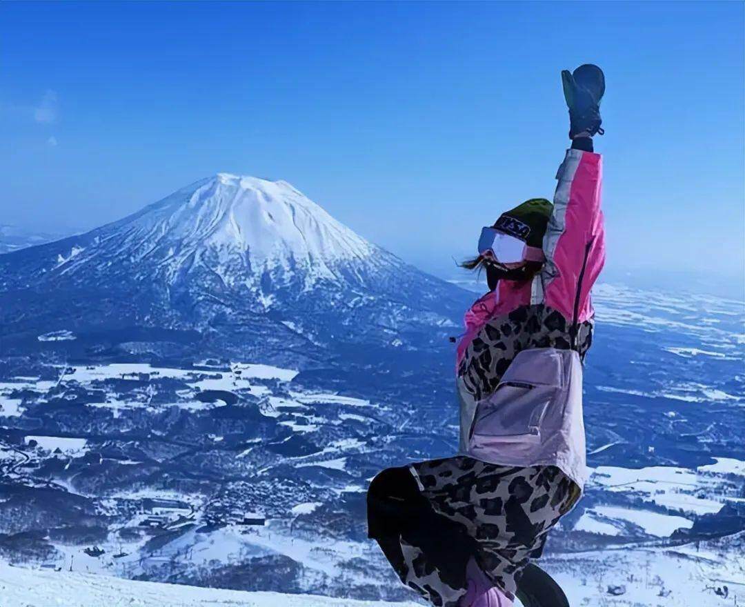 李彩桦日本滑雪惊天一摔，掉进两米的神秘深洞背后的故事！揭秘真相，悬念重重……​​✨🏂​