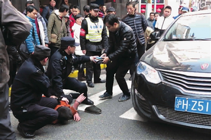 警察雷霆出击！揭秘车展背后的真相，带走碰瓷厂家人员——一场正义与欺诈的较量。