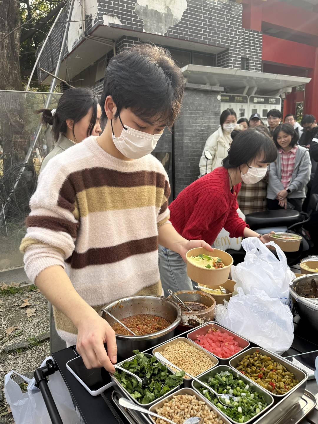 复旦才子放下高学历光环，选择摆摊卖土豆泥背后的故事，勇气与选择的较量？还是现实生活的无奈之举？