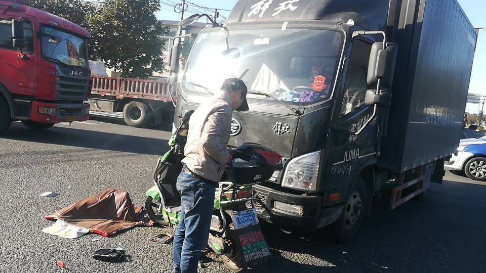 惊险瞬间！两小伙电动车遭遇货车撞击，竟奇迹生还顶着前行！